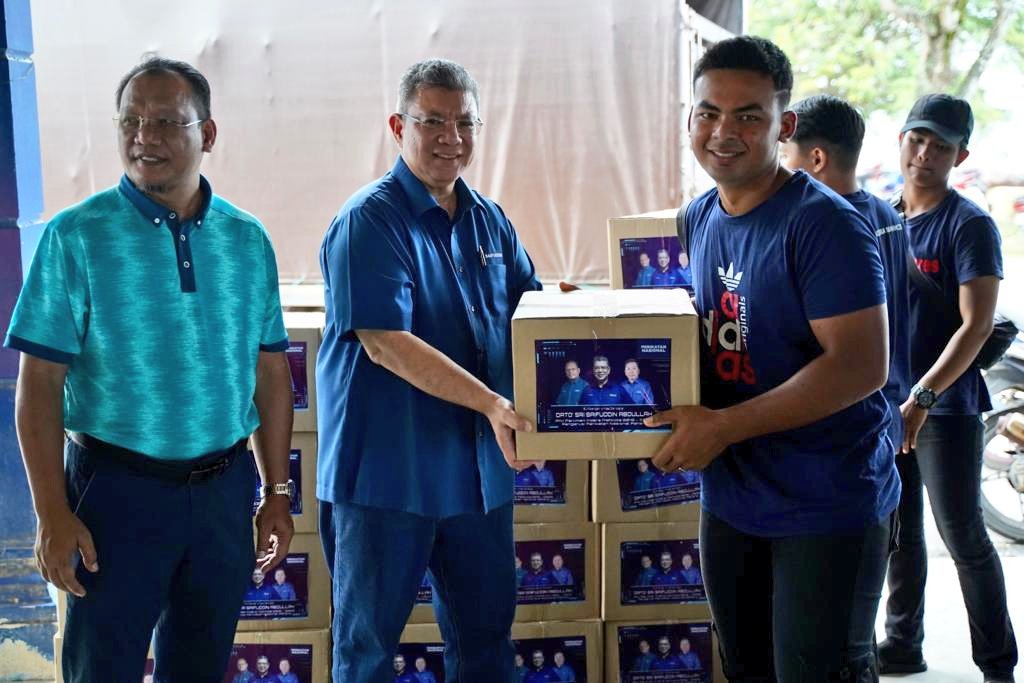 saifuddinabd's tweet photo. Berkesempatan juga bertemu seorang nelayan muda berusia 20 tahun, saudara Arif Farhan yang membantu keluarga mencari rezeki. Semoga sentiasa dipermudahkan urusan dan dimurahkan rezeki! https://t.co/FIxACzMrOu