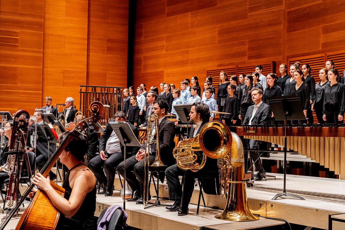 euskadiorkestra's tweet photo. ¡Fue emocionante poder disfrutar de 60 voces de Easo Gazte &amp; Eskolania en @KursaalDonostia el pasado viernes! Esta semana tenemos otros tres conciertos junto al coro: hoy en @baluarte, el miércoles en @Euskalduna_eus y el viernes en @KursaalDonostia 
🎫https://t.co/GoqzrSeRUO https://t.co/01QkxoQ9vu