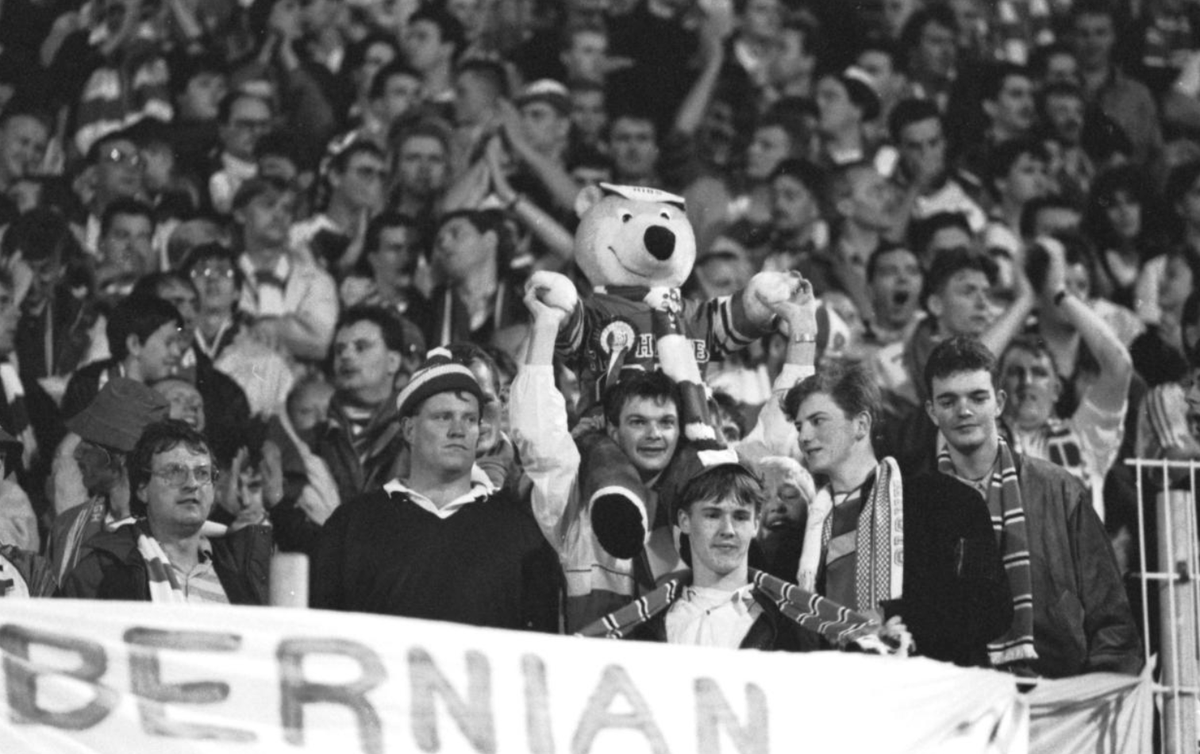 HibsOnThisDay's tweet photo. 🧵Today in 1989: 2,000 Hibs fans were in Belgium for the second leg of a UEFA Cup second-round match against RFC Liège at the Stade Vélodrome de Rocourt. Jean-François De Sart's 40yd goal in extra time was enough to send the Belgians through after two goalless 90 minutes. https://t.co/u3gmir1ivE