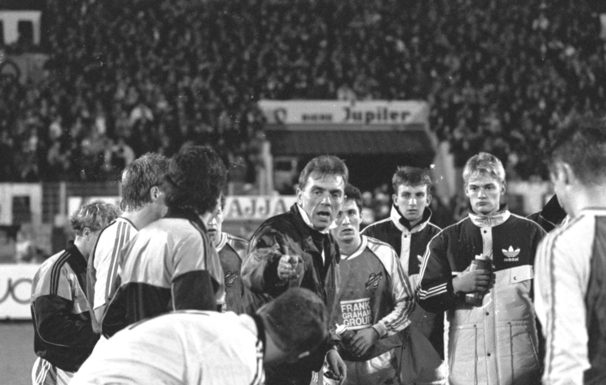 HibsOnThisDay's tweet photo. 🧵Today in 1989: 2,000 Hibs fans were in Belgium for the second leg of a UEFA Cup second-round match against RFC Liège at the Stade Vélodrome de Rocourt. Jean-François De Sart's 40yd goal in extra time was enough to send the Belgians through after two goalless 90 minutes. https://t.co/u3gmir1ivE