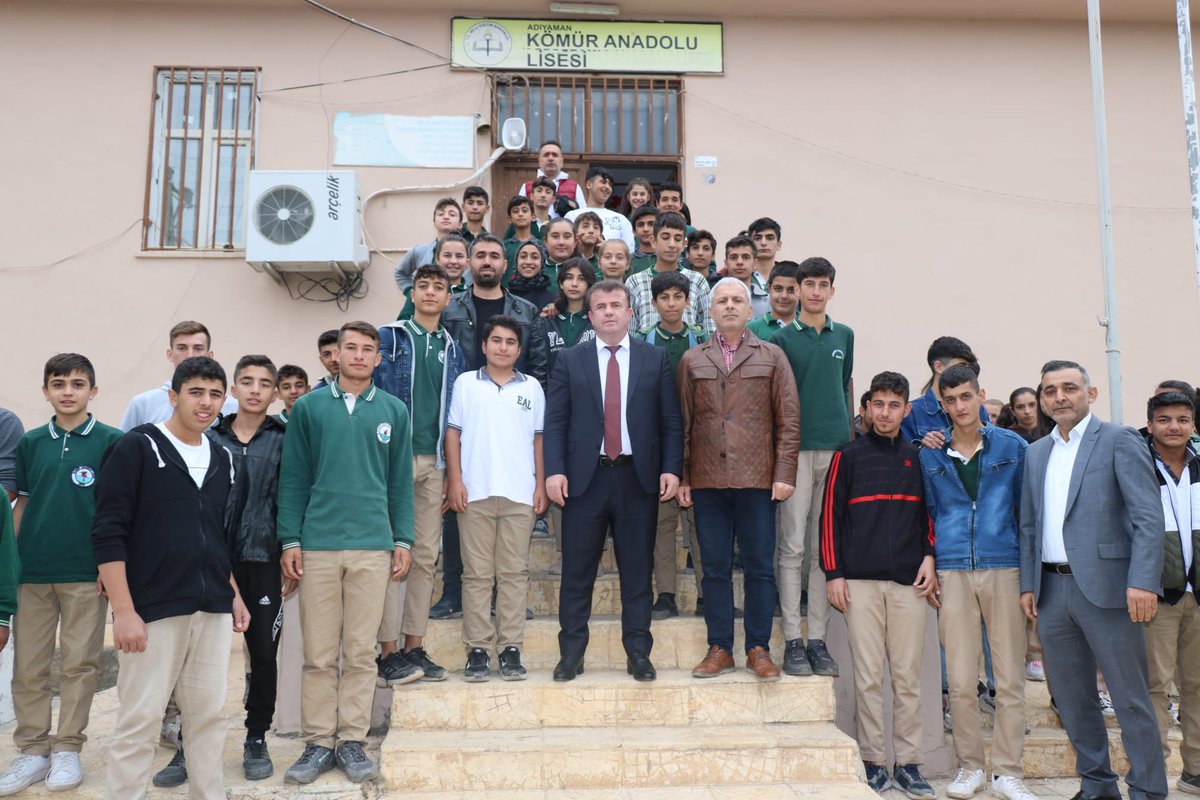 Köy okullarımızı ziyaretlerimiz devam ediyor. Bugün de Kömür beldemizde bulunan Kömür İlkokulu, Kömür Ortaokulu ve Kömür Anadolu Lisesini ziyaret ederek öğretmen, öğrenci ve velilerimizle bir araya geldik. Okul hakkında idareci ve öğretmenlerimizden bilgi aldık.
<a href="/tcmeb/">Millî Eğitim Bakanlığı</a>