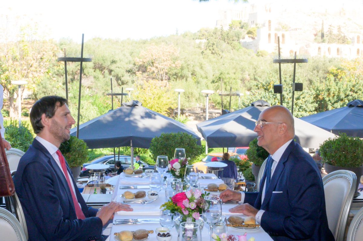 FM @NikosDendias working lunch w/ the #Netherlands FM @WBHoekstra in the framework of ΗΜ King Willem-Alexander’s & HΜ Queen Máxima’s of the 🇳🇱 visit in Athens. Focus on further strengthening 🇬🇷🇳🇱 relations, 🇷🇺 invasion of 🇺🇦, #EasternMediterranean