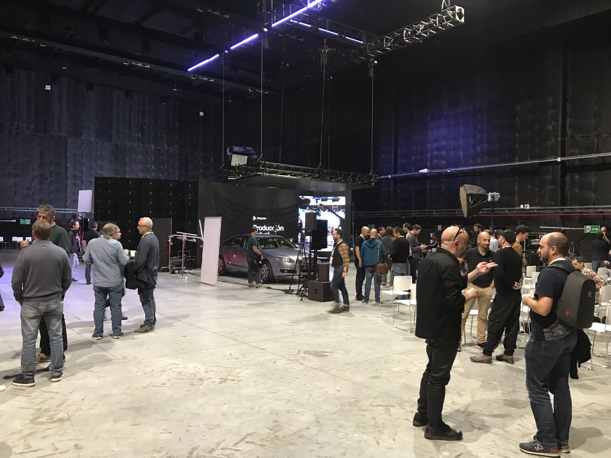 pampariusfilms's tweet photo. Pues ahí anduvimos este finde, brevemente que era lo que me cuadraba, el sábado por la mañana en el #NetflixSummit gracias a las gestiones de @FrancisJRHowell . Iba la cosa de como mejorar la integración de las pantallas leds como fondo de plano sustituyendo al croma típico. https://t.co/VktXFxytLq