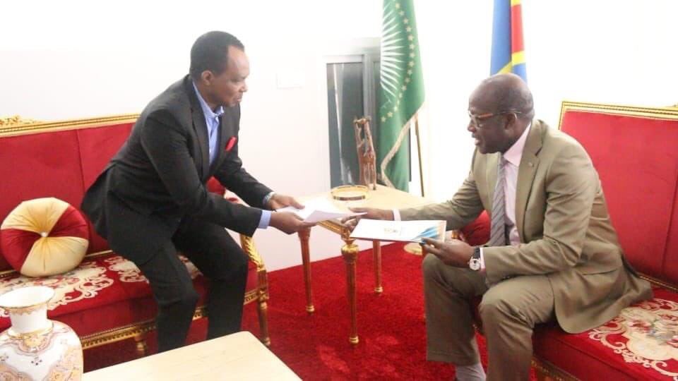 RDC#/ L’ambassadeur du Rwanda, Vincent Karega, recevant sa notification d’expulsion du territoire congolais, ce lundi à Kinshasa. Sources proches affirment qu’il quittera la République démocratique du Congo « ce soir ».<a href="/timomba4/">tim omba</a> <a href="/KabengeleSebas/">Sébastien Kabengele</a> <a href="/cibalanky/">Claude Ibalanky</a> <a href="/KabuyaArsne1/">Kabuya Arsène</a>