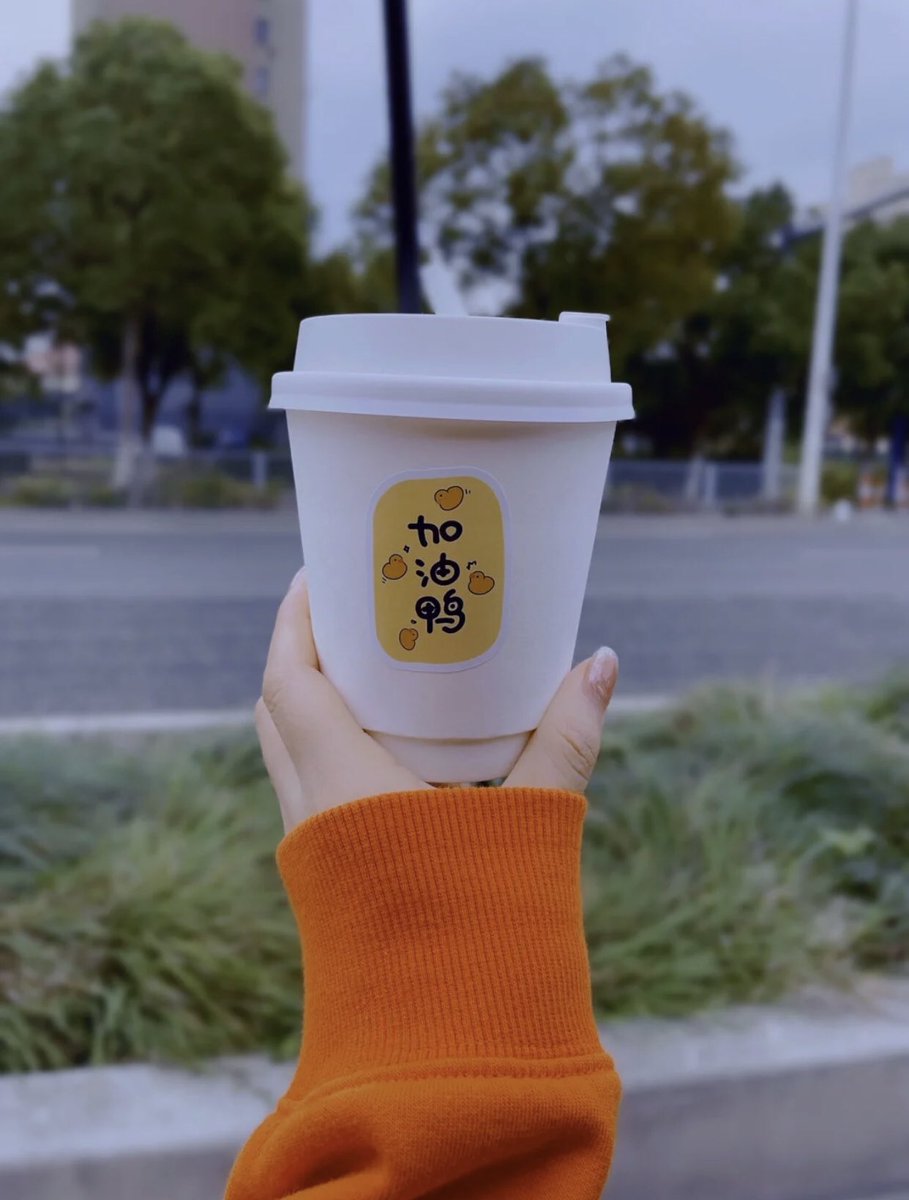 YOUYOUyla's tweet photo. 喝水就喝水，头发别扎我大腿 #奶茶 #随拍 #日常 #生活 #分享 #福利 #湖北 https://t.co/i2blKILQvT