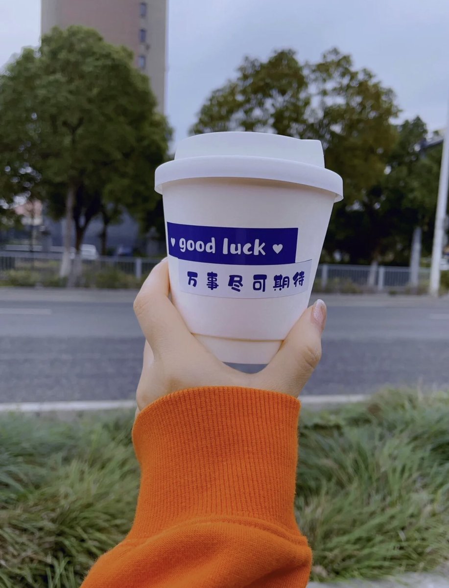 YOUYOUyla's tweet photo. 喝水就喝水，头发别扎我大腿 #奶茶 #随拍 #日常 #生活 #分享 #福利 #湖北 https://t.co/i2blKILQvT
