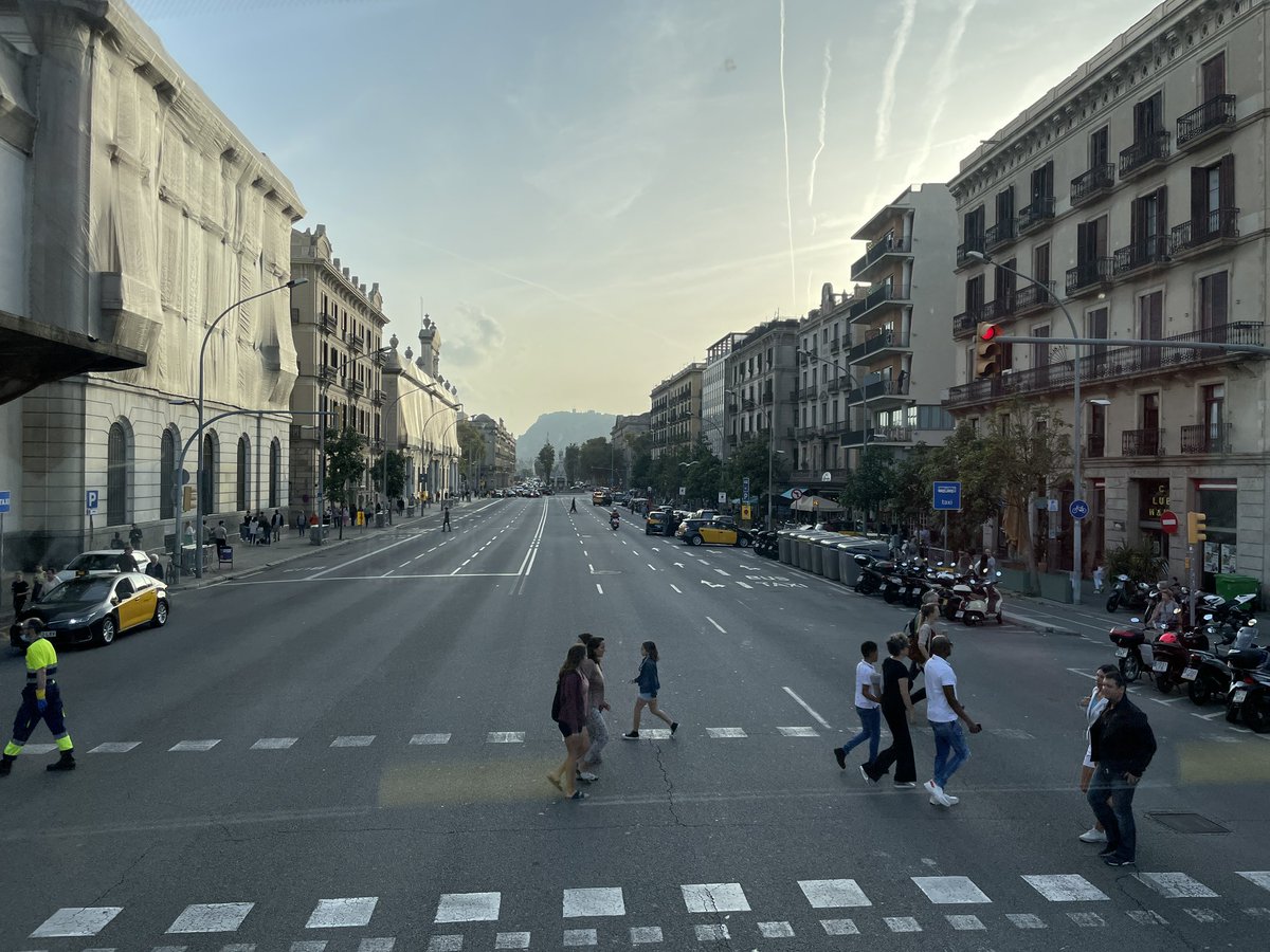 Üç gündür Barcelona’dayım, gözlemlerim:
- Şu ana kadar karşılaştığım en iyi şehir planlaması
- Mimarlar birbiriyle yarışırmışçasına her yerde ince işçilikli binalar
- Her köşede bir müze, sanat sepet işi
- Mutfağına girmeye zaten gerek yok

Bir ay gezsen de bitmeyecek bir şehir