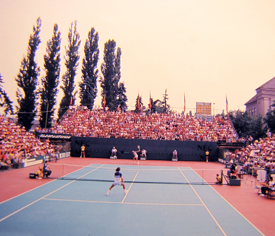 GuilleVilasOK's tweet photo. 1981. Timisoara, Rumania, 10 al 12 de julio. Cuartos de final @CopaDavis: ARG 3-ROU 2. "Fue la cancha más rápida que pisé en mi vida", recordó @GuilleVilasOK, quien derrotó en sus singles a Andrei #Dirzu y a Florin #Segarceanu sobre cemento outdoor.
✍️ EP|Press 📷 #LorenzoOliva https://t.co/eCWkprv1wU