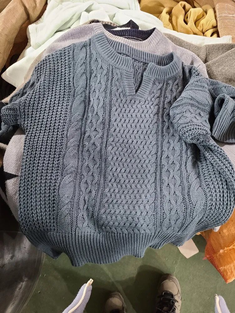 موسم البرد على الأبواب 
و لدينا في البيوت من الملابس الشتوية 
ما لا نحتاج إليها ...
تفقدوا خزائنكم و أخرجوها واغسلوها واكووها وعطروها بنية التصدق
 لااا لتخلص !