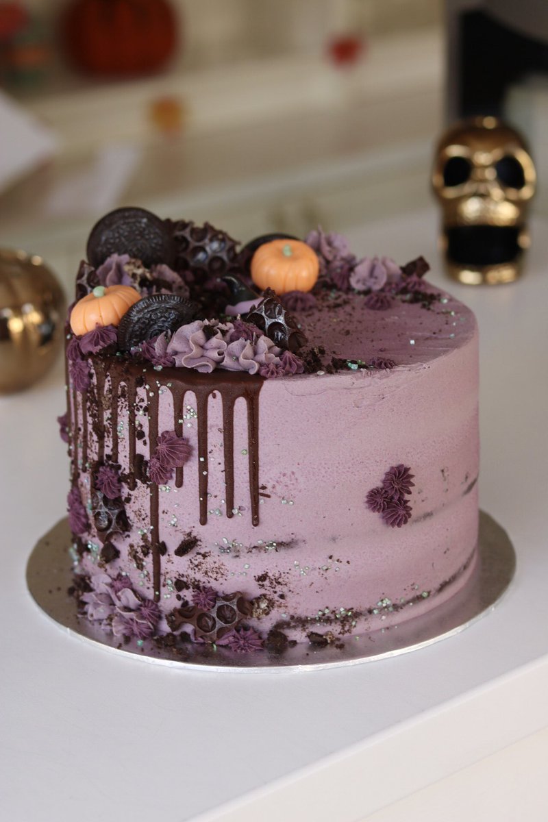 First of the Hallowe’en-y cakes.. I was going for a witchy vibe with this one, without being ott Halloween, you know? 🧙‍♀️💫

Hocus Pocus 💜