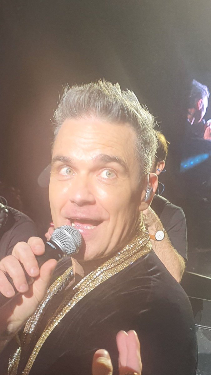 enadunning's tweet photo. @CrossyTweets @TheDublinJenn Yes he does it with his backup singers😁
Got super close🙈😍 https://t.co/Tit0U6wH1V