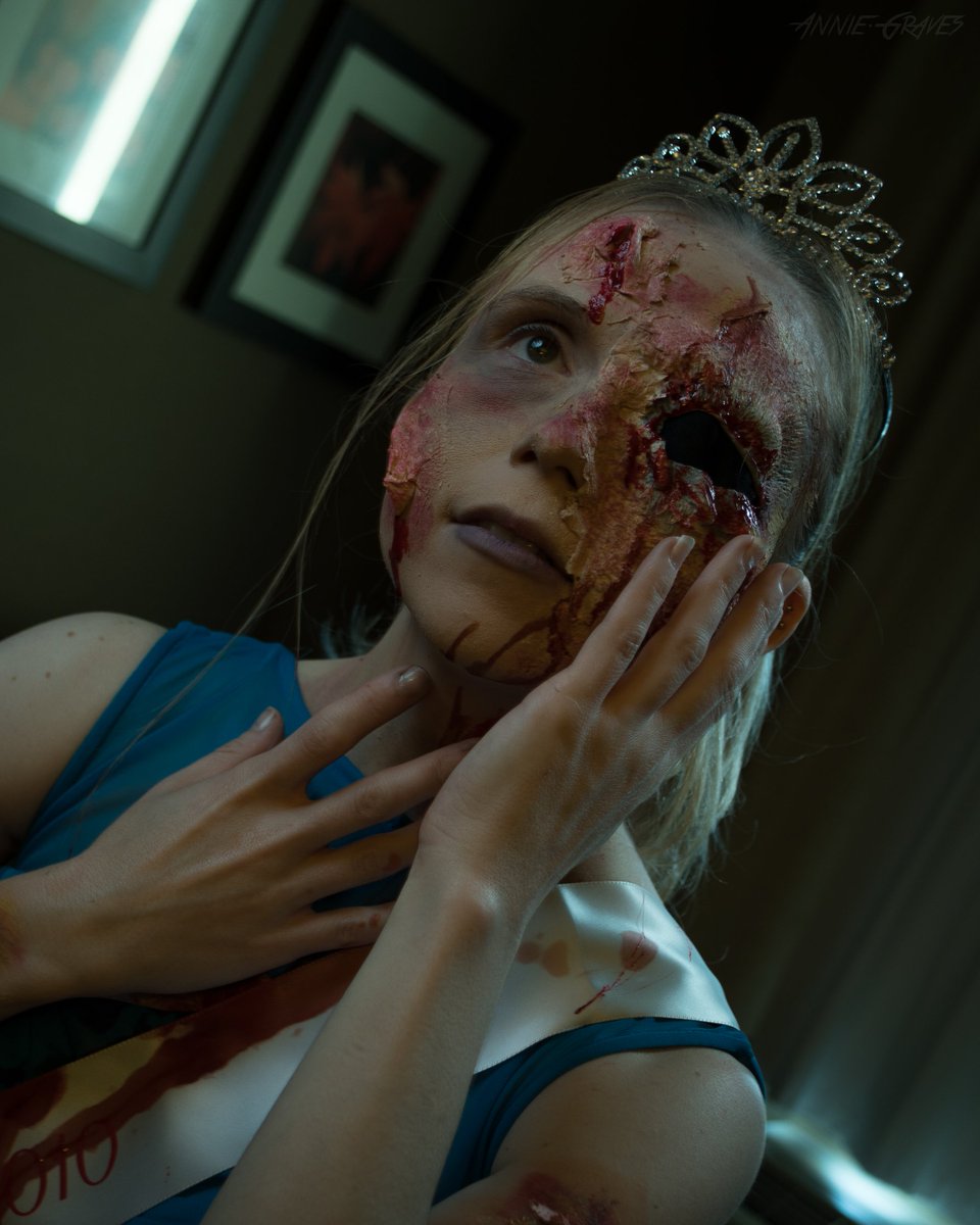 _LittleMichelle's tweet photo. Happy Halloween!
The envious beauty queen
📸 @AnnieGravesJPG
#effectsmakeup #sfxmakeup #fxmakeup #cosplay #cosplayer #halloween #happyhalloween #halloween2022 #horror #HorrorCommunity https://t.co/iFcCdpgowG