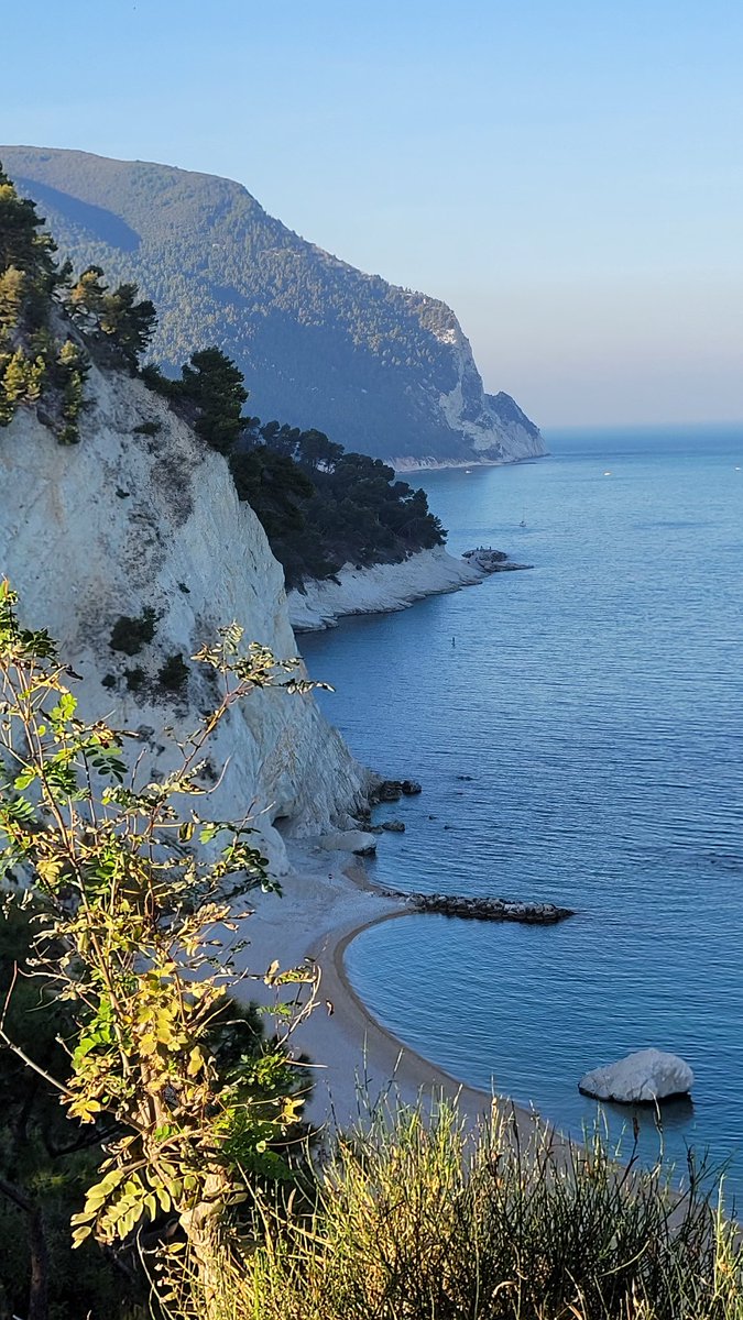 alesblas76's tweet photo. In una splendida cornice come quella del Monte Conero,  tristemente penso: come si può sperare di restare con una persona che non ri ama? Si può cambiare idea? https://t.co/KIaLLAupke