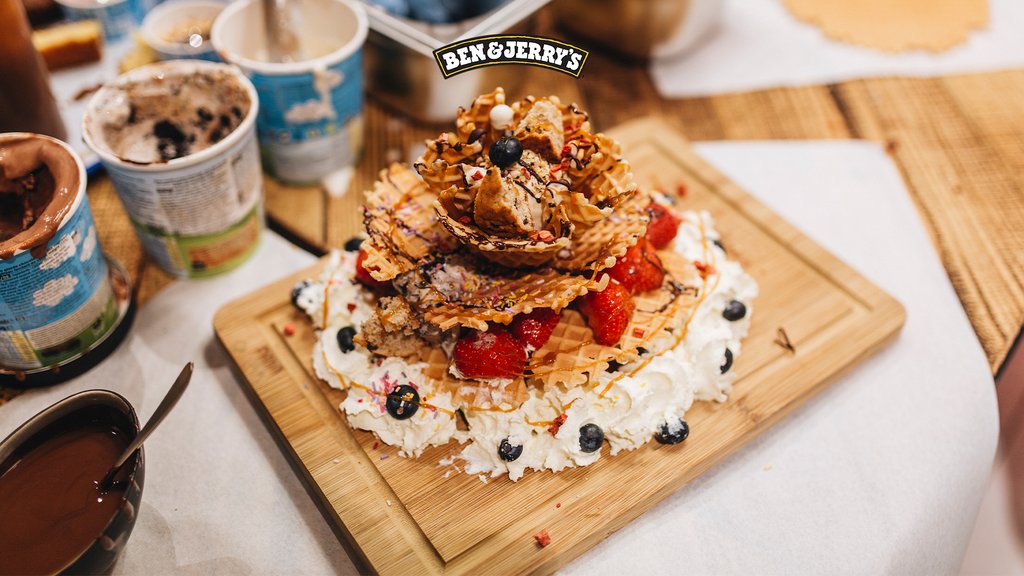 Auf Cool-Tour in Berlin? Dann ist unser Scoop Shop natürlich ein Muss 😎 Wer bekommt bei dem Anblick nicht auch Appetit?
#benandjerrys #scoopshopberlin #eisladen