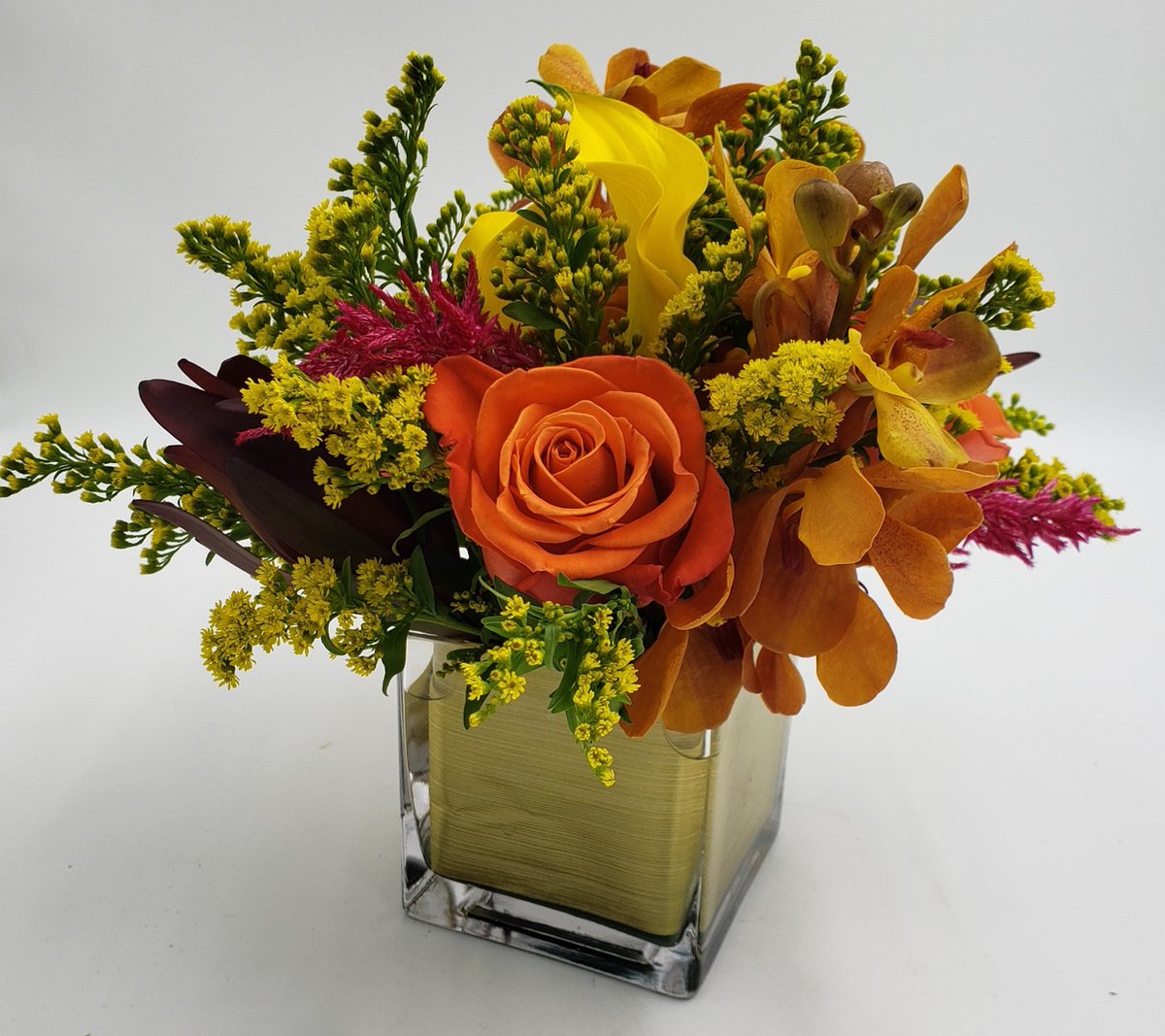 CDCFloral's tweet photo. HAPPY HALLOWEEN! 🎃 
May your night be as fun and beautiful as one of our lovely fall arrangements! 😍 Imagine how gorgeous this arrangement would be on a thanksgiving table! Call to book one ahead today!
(407) 648-8175

#floridaflorist #florals #fallflorals #eventflorist https://t.co/YsQ6wb3gW0