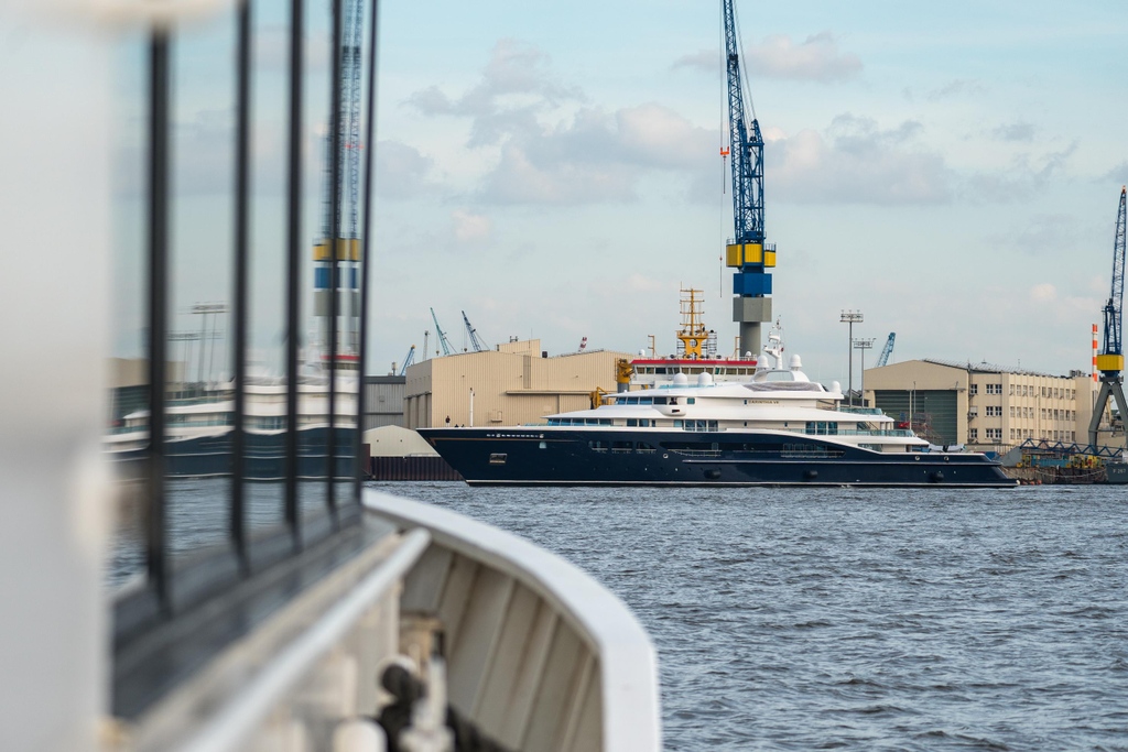 Superyachtblog's tweet photo. Heading toward Blohm&Voss shipyard to see superyacht CARINTHIA VII preparing to moor in Hamburg.
#CARINTHIAVII #Blohm&Voss #Fraser #Sale
#superyacht #yacht #yachting #ship #motoryacht #custom #rich #luxury #travel #goodlife #money #millionaire #business #yachtie #superyachtblog https://t.co/s4gcHMh7IV