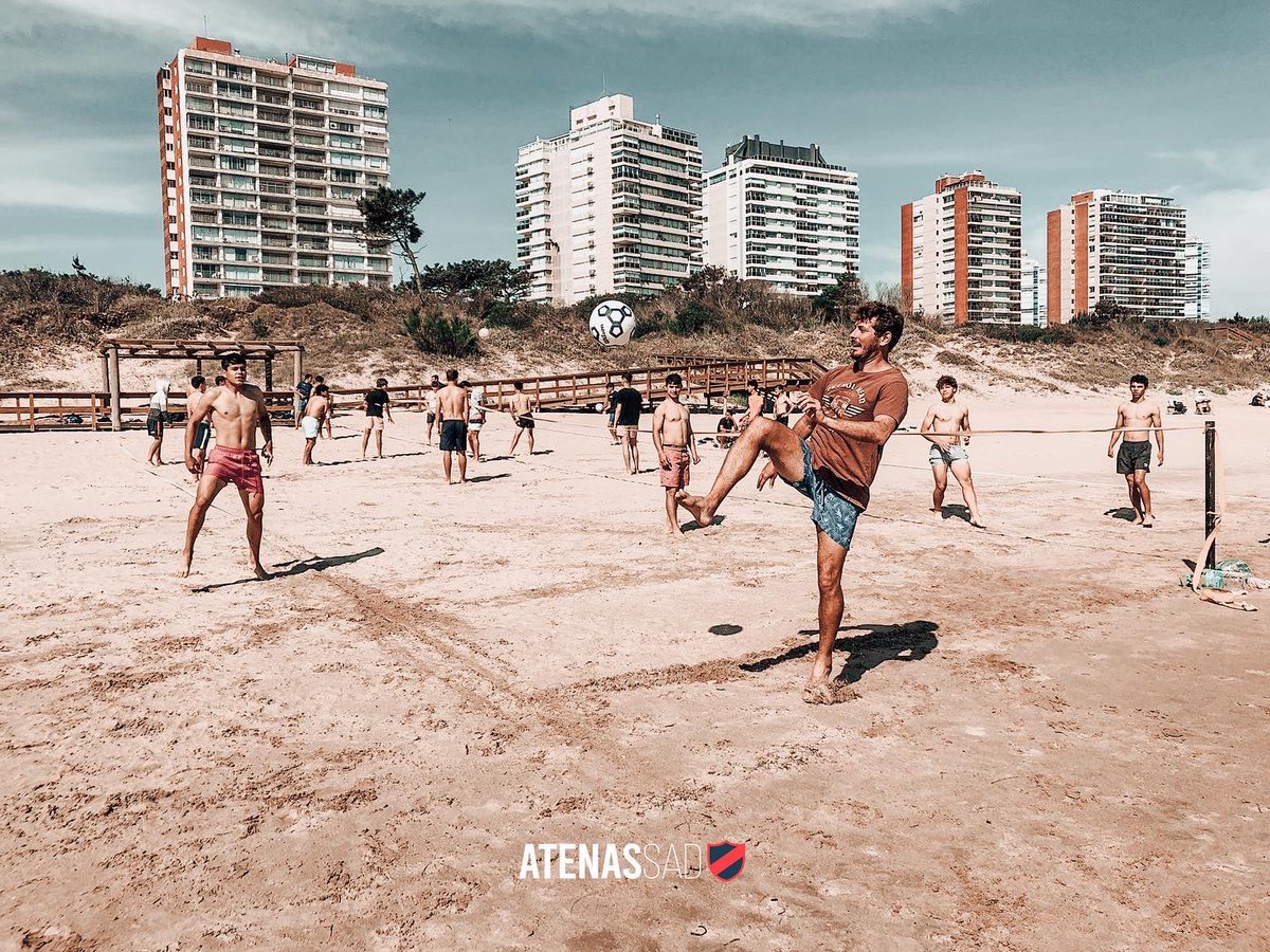 atenassad_f's tweet photo. 𝐃𝐢𝐚 𝐝𝐞 𝐩𝐥𝐚𝐲𝐚 ☀️🌊

Dentro de todas las responsabilidades, el estudio y el fútbol, también encontramos el momento de divertirnos. 

⬇️ https://t.co/GfYB2c9KOO