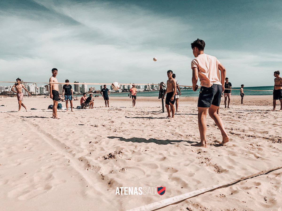 atenassad_f's tweet photo. 𝐃𝐢𝐚 𝐝𝐞 𝐩𝐥𝐚𝐲𝐚 ☀️🌊

Dentro de todas las responsabilidades, el estudio y el fútbol, también encontramos el momento de divertirnos. 

⬇️ https://t.co/GfYB2c9KOO