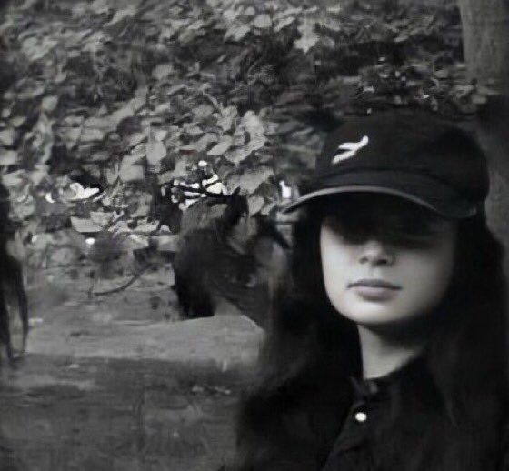 Dit is #Parmis_Hamnava(14) uit Iranshahr.
Repressietroepen gingen naar haar school,doorzochten d tassen v leerlingen &amp; ontdekten dat d Khomeini-foto in haar boek gescheurd was.
Ze werd zo hard geslagen dat ze d verwondingen niet overleefde &amp; in t ZKH stierf.
Rust zacht Parmis💔🖤