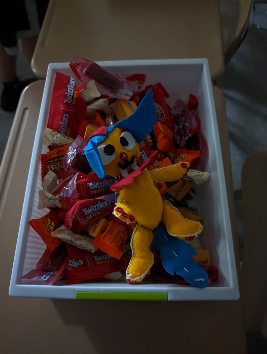 MayhemMissing's tweet photo. mayhem in tha candy bin https://t.co/40O7KyzYQj