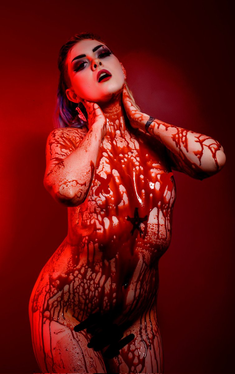 Goodness your bleeding... what a wonderful feeling👀🩸💉
HAPPY HALLOWEEN🎃👻🖤
Jasonskarrattphotos 
unsanemodelmanagement
Bloomin beauty
#halloween #samhain #halloweenie  #spooky #spookyseason #costume #model #altmodel #alternative #alternativemodel #enby #nonbinary #photography