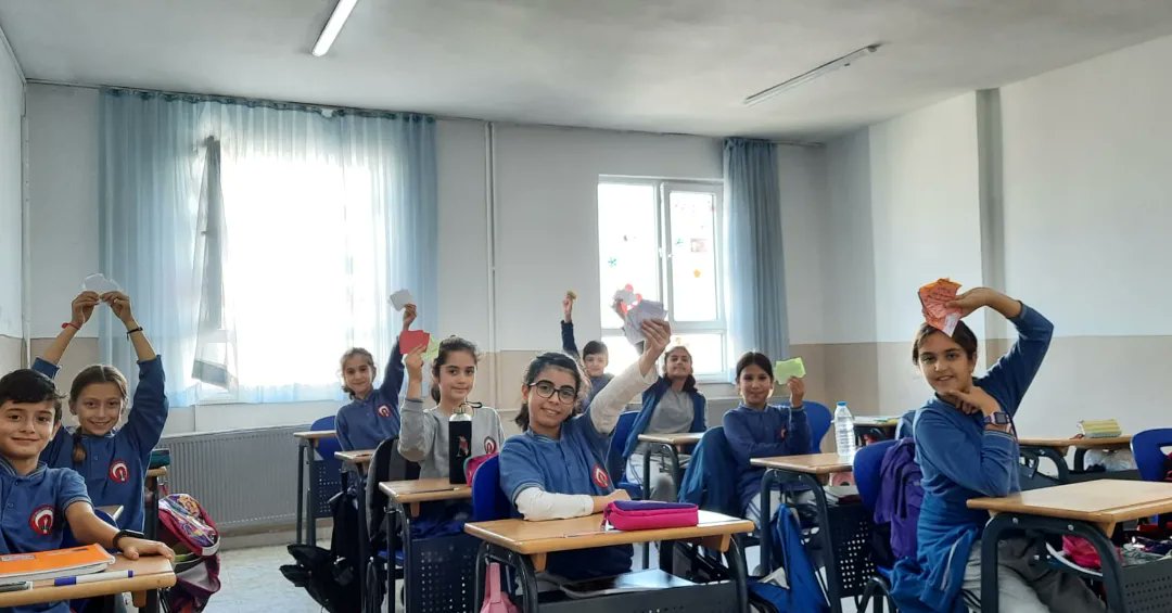 5.sınıflarımız Sosyal Bilgiler dersinde Elif Ahıskalı öğretmenimiz rehberliğinde, Anadolu 'da ve Mezopotamya'da kurulan uygarlıkları, hazırladıkları soru kartlarıyla eğlenerek bilgilerini kalıcı hale getirdiler.