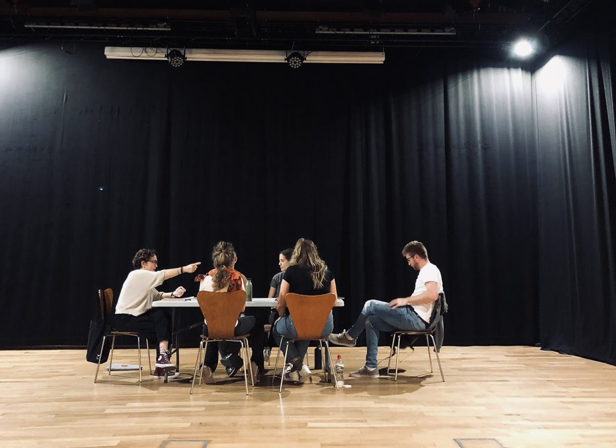 annarocateatre's tweet photo. L’inici d’un nou projecte teatral sempre és ple d’expectatives: Idees, propostes, somnis, il·lusions i un equip de gent per fer-ho possible.
Ens hi posem. Som-hi!
#ciaAnnaRoca #nouespectacle
@annaroca12 https://t.co/o9fNHfKWwI