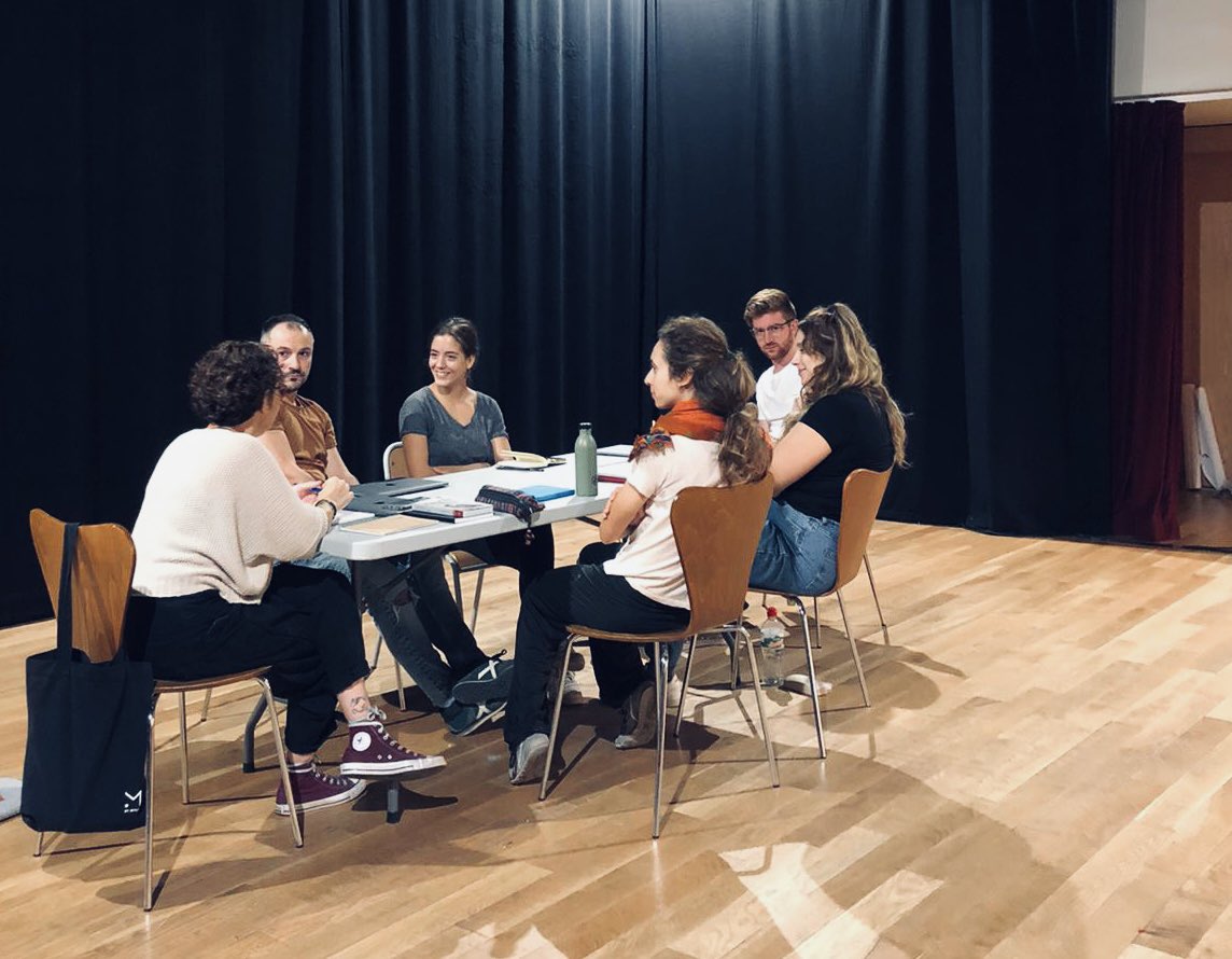 L’inici d’un nou projecte teatral sempre és ple d’expectatives: Idees, propostes, somnis, il·lusions i un equip de gent per fer-ho possible. 

Ens hi posem. Som-hi! 
#ciaAnnaRoca #nouespectacle 
<a href="/annaroca12/">Rocaanna</a>