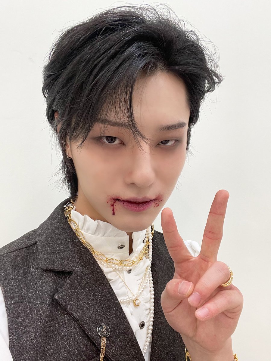 happy Halloween ! this is my 'pls befriend me' tweet, drop a hi or smth and we're automatically besties 🫶