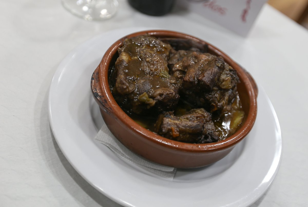 PasajeSev's tweet photo. ¿Lunes de puente o lunes de trabajo? 🧐

Estés como estés, degustar hoy nuestro cola de toro va a ser una muy buena idea. 🤤 ¡Pásate por #PasajeDos! 📍 Av. Luis Montoto, 100. Nervión. https://t.co/uVxRnlW7ni