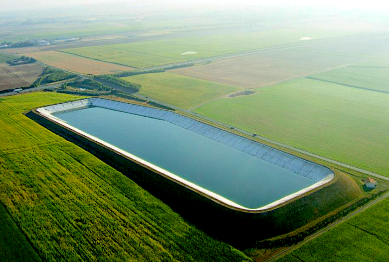 Sandy_OlivarC's tweet photo. Les méga-bassines, comme celle #SainteSoline, persistent à maintenir à tout prix un modèle agro-industriel incompatible avec nos objectifs climatiques, dévastateur pour la biodiversité et destructeur du modèle paysan.

Il faut les combattre et soutenir ceux qui s’y opposent. 👇🧵 https://t.co/ZqpqtHyVgJ