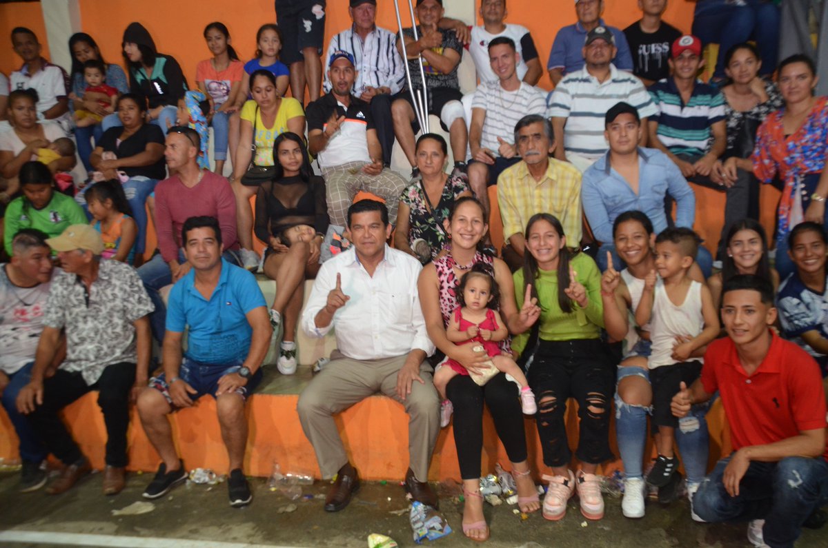 edumenpal's tweet photo. En el #Vergel celebrando las fiesta patronales de San José de Pijullo en #Urdaneta con Cristhian Lara Guerrero y el equipo de concejales ☝️🧡
La Historia de Los Ríos tiene que cambiar 💪
#LaEsperanzaDeLosRios 
#Un1rLosRios https://t.co/vPyMq4CCGi