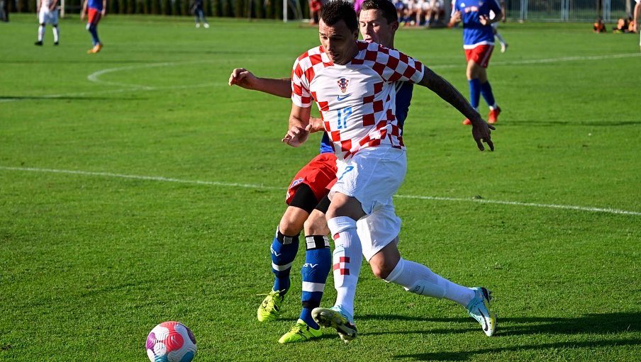 Dobro provedena nedjelja u Davoru u najdražem dresu s mojom 17-icom i odličnom ekipom, a sve zbog lijepog povoda - 50 godina Olićevog prvog kluba, NK Posavac 🇭🇷💪🏼 #neverstop #stepbystep #mm17🌪