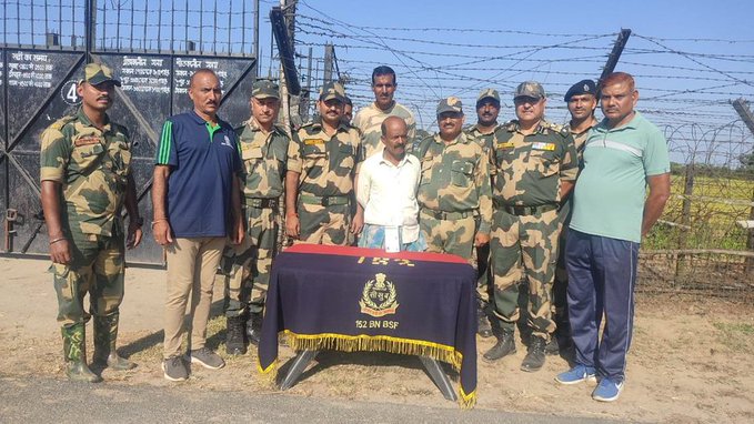 Smugglers trying to smuggle gold from #Bangladesh were caught by BSF personnel while smuggling, #BSF is doing its duty with great enthusiasm @BSF_India 
#BSFseizedGold #IndoBDborder @HMOIndia @PMOIndia @ANI