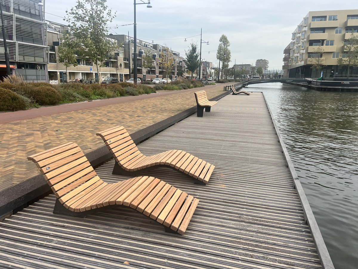 ErikBoog's tweet photo. Eerst hebben we prachtig groen en vlonders langs de Oost-West As aangelegd en nu zijn ook op de vlonders mooie ligstoelen en bankjes geplaatst. Fijne plekken om van de Weespertrekvaart te genieten! https://t.co/RMVF7G10La