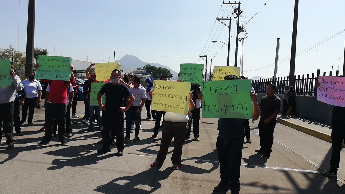 mundo_orizaba's tweet photo. #Paro #Levantan #Acuerdo Los trabajadores inconformes de Sabritas levantaron su manifestación y reanudaron labores, luego de que la empresa accedió a la firma del Contrato Colectivo de Trabajo con el sindicato.
https://t.co/sXFzHGjIZV https://t.co/b4RigHhyOp