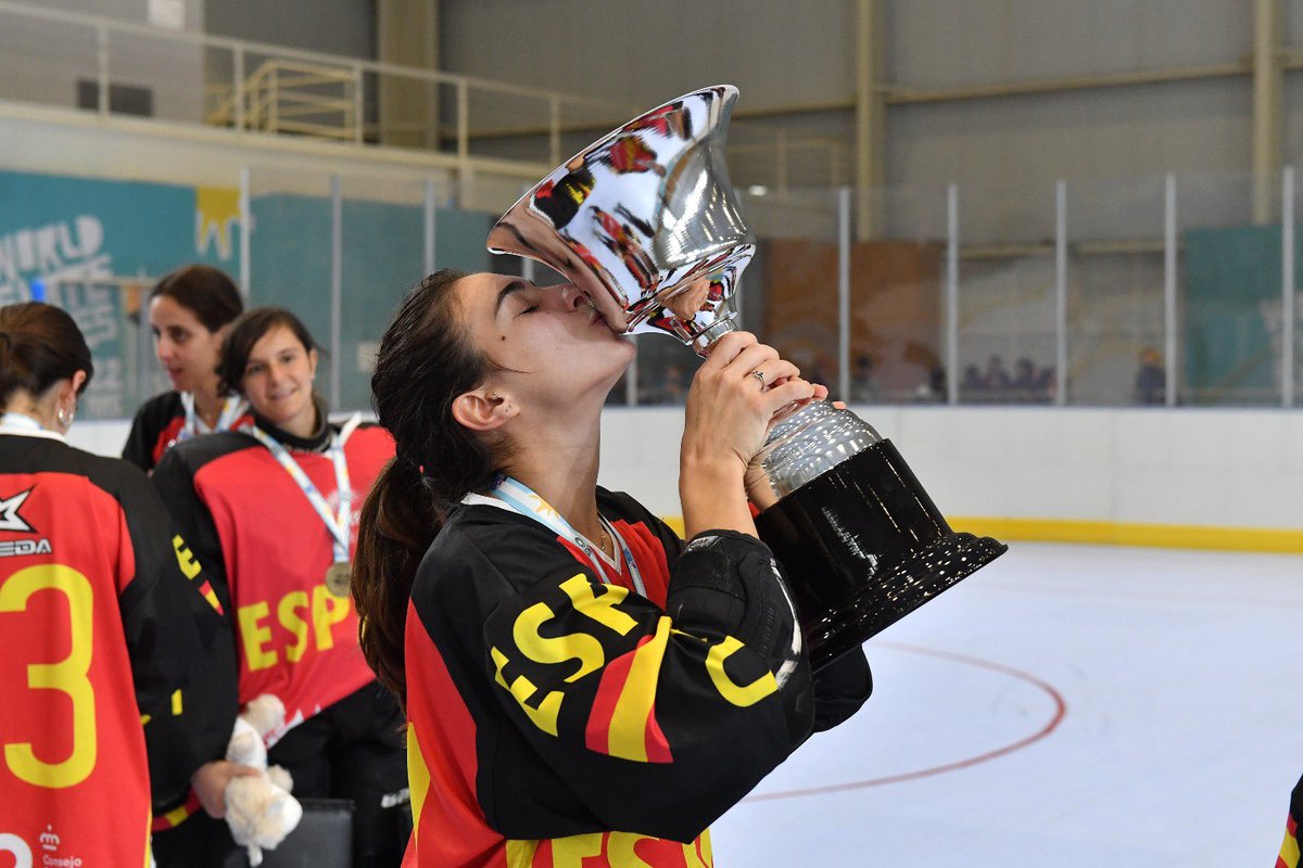 CPVila_real's tweet photo. Ayer la selección 🇪🇸 se proclamó campeona del 🌎🏆en Argentina.
Orgullosos de nuestra jugadora Eva Marqués que vuelve a casa con un🥇en el cuello.
#ComunitatEsport #EActivateSport #EndavantEsports #JuntsSómMésForts #OrgullDeCS
@dipuesport @comunitatesport @smevila @VillarrealCF https://t.co/eUVJYOpCDc