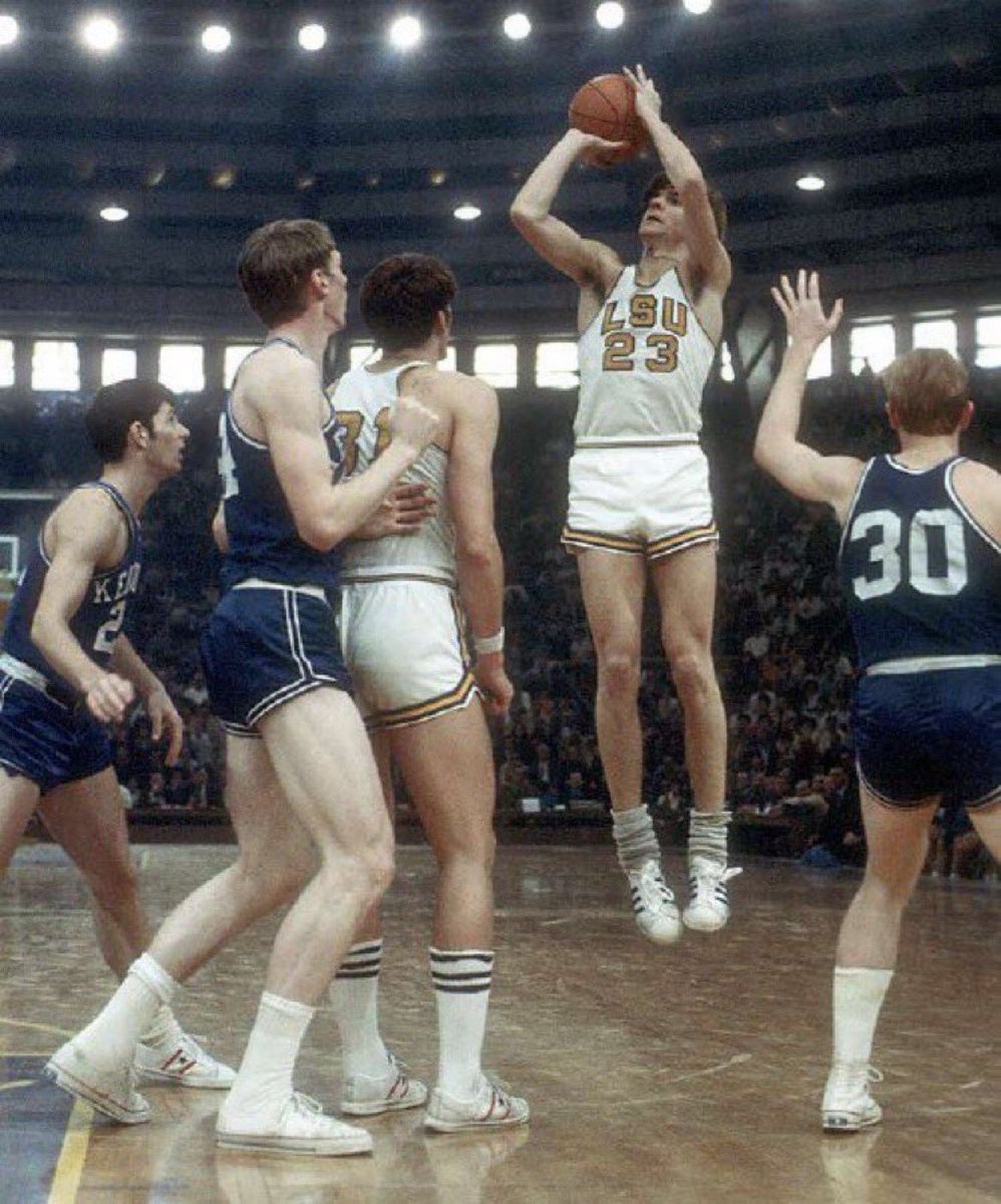 Super70sSports's tweet photo. Pete Maravich played 83 games during his career at LSU. He averaged 44.2 points per game. I said AVERAGED. https://t.co/NTU0fswmqQ