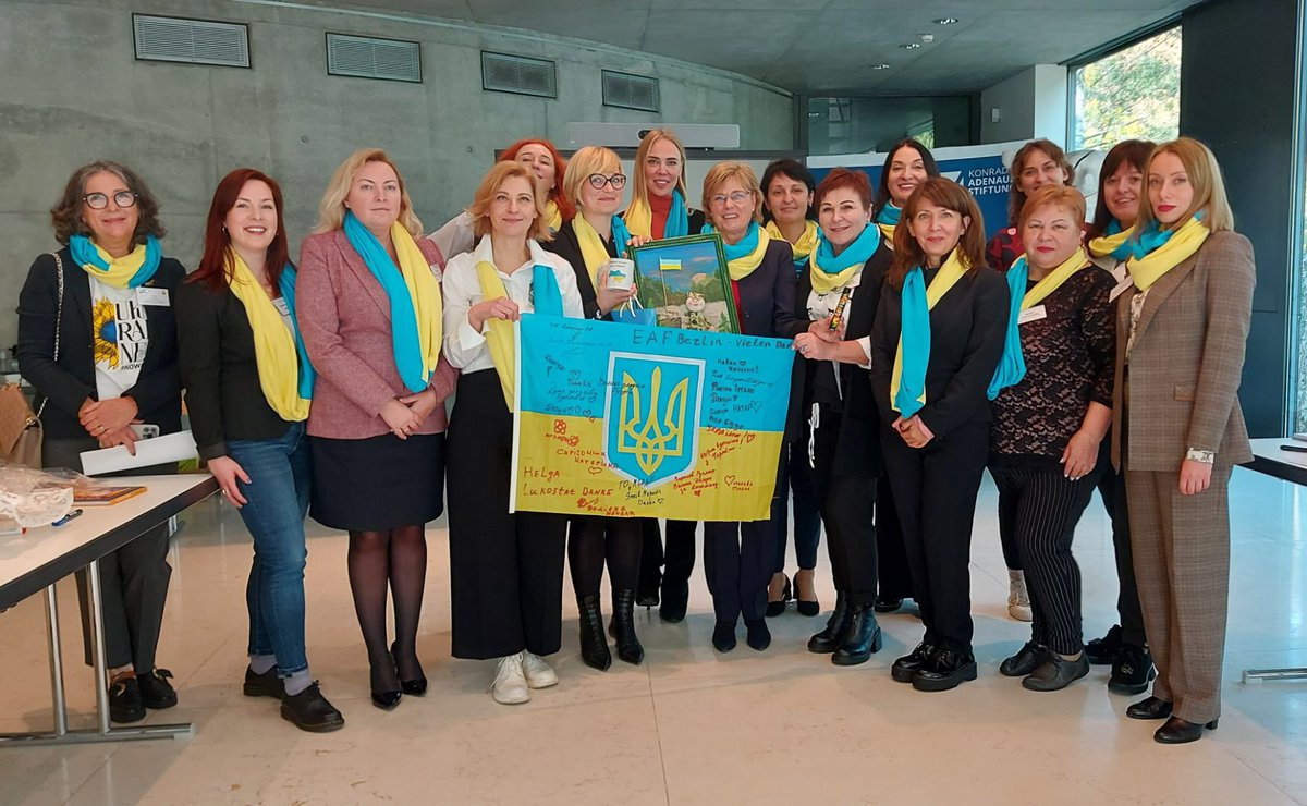 Die ukrainische Delegation unserer Partnerinnen von #GemeinsamfürDemokratie : Führungsfrauen aus Politik, Wirtschaft und Zivilgesellschaft aus verschiedenen Regionen der 🇺🇦 - jetzt in Berlin. #StandwithUkrainianWomen