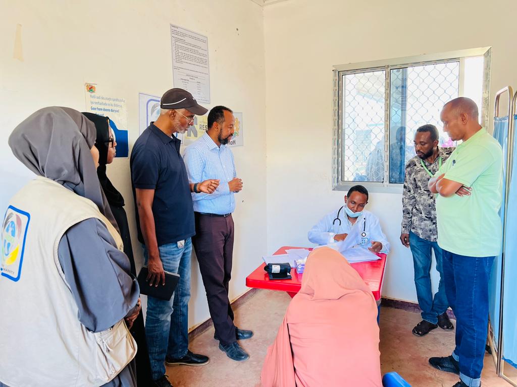 On Saturday, minister @nasirarush & @NGOConsortium director @NimoA_Hassan paid a coutsey visit to Idaale health center run by @gredosom with the support from @RESCUEorg They have assessed the on going life-saving H&N services and encouraged #GREDO & #IRC for the great work.