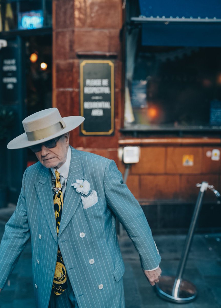 human_required's tweet photo. Tell him you love him 

#streetphotography #londonstreets https://t.co/WnAfNH0vns