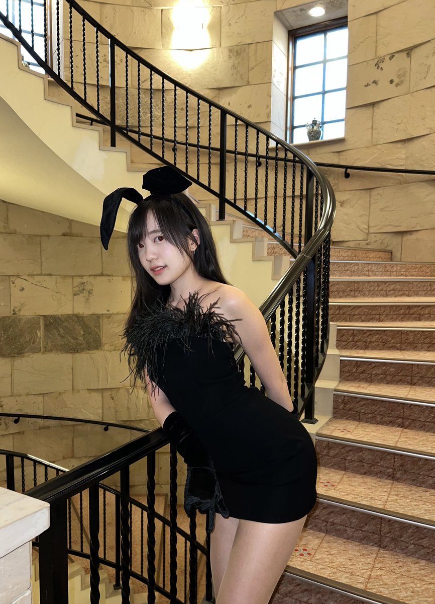 fern_orangefox's tweet photo. Happy Halloween ค่า~ 🎈ตอนนี้ก็ยังอยู่ที่ญี่ปุ่นล่ะ ได้แต่งตัวเปนกระต่ายดำด้วย 🇯🇵 https://t.co/KIRHcbermz