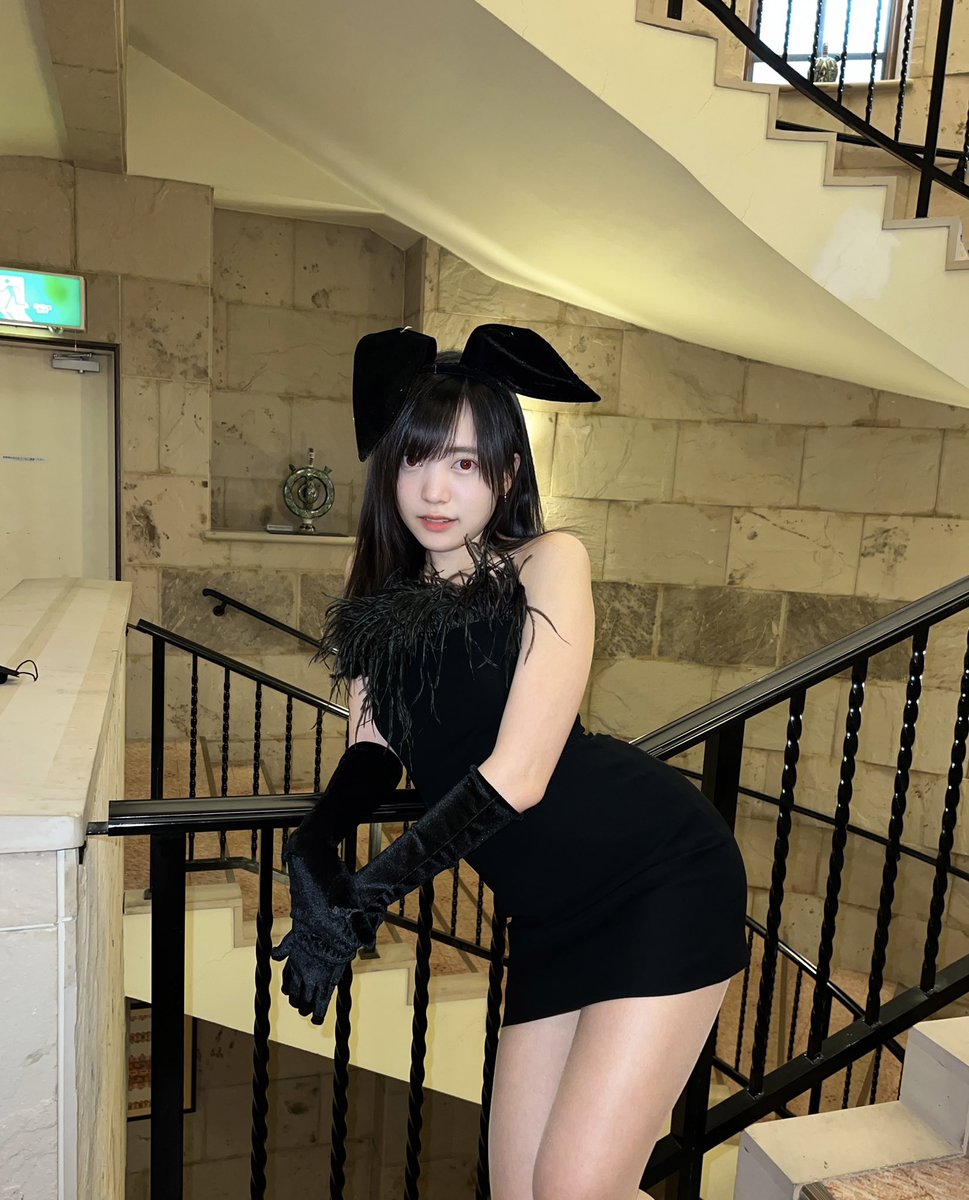 fern_orangefox's tweet photo. Happy Halloween ค่า~ 🎈ตอนนี้ก็ยังอยู่ที่ญี่ปุ่นล่ะ ได้แต่งตัวเปนกระต่ายดำด้วย 🇯🇵 https://t.co/KIRHcbermz