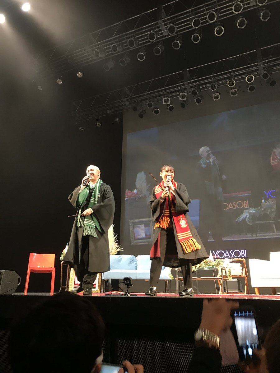 0204_rk's tweet photo. パクパク大阪でした
豊洲のとき13列でもやばかったのに2列目てもう近いレベルじゃないんだわ
3m先で聞く生歌マジでもう…(語彙力)
Ayaseさんとikuraちゃんありがとうございました！全国ツアー楽しみにしてます！！！
#YOASOBI https://t.co/pEQducmQwn