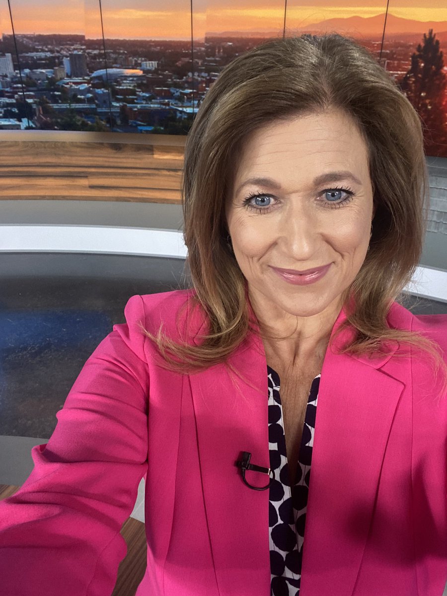 RobynNanceKXLY's tweet photo. Sporting pink on this last day of October… #BreastCancerAwarenessMonth #pinkforacure https://t.co/WTHQ5bjZT2