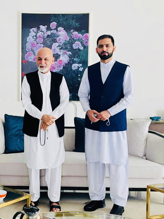 AyobiAR's tweet photo. د ولسمشر سره لېدنه!

د شکر ځای دی چې ولسمشر په صحت جوړ او د کوربه UAE هېواد له مېلمه پالنې، عالي پروټوکول او خدماتو راضي و.

د ولسمشر سره د لېدلو موخه مې دده د صحت او ژوند پوښتنه وه، په لېدلو یې ډېر زیات خوښ شوم، د مشرانو قدر او پوښتنه په هر حالت کې په ځان واجب ګڼم. 

ابوظبۍ. https://t.co/tmbDdpPLyv