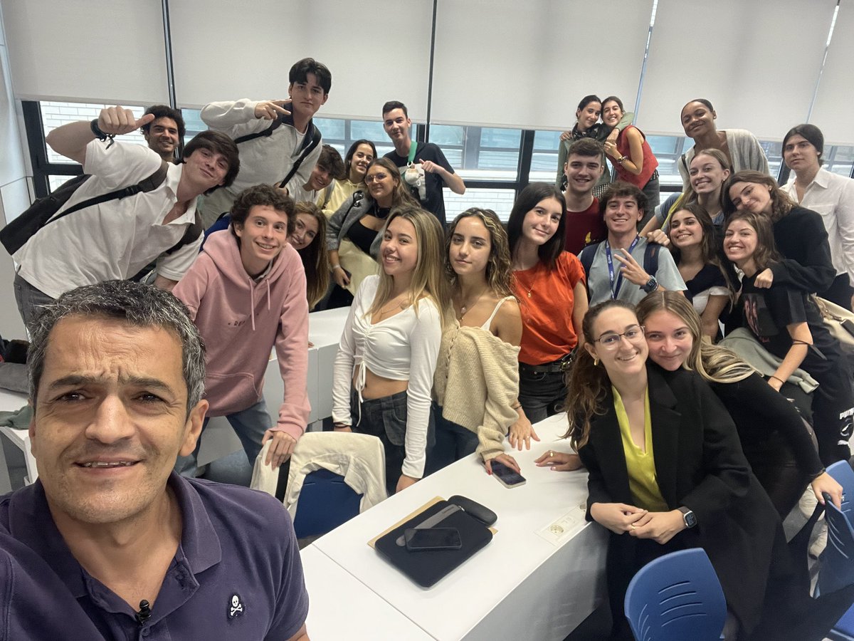 RarrochaR's tweet photo. Ni Puente, ni nada… Con alumnos comprometidos todo es más fácil @LoyolaAnd https://t.co/XWadXhimQK