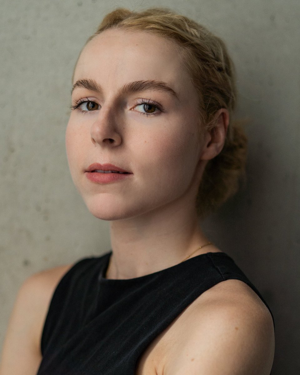 Faye_Robyn_'s tweet photo. It was time for an update 🌟 thank you @yellowbellyphoto for the amazing headshots! https://t.co/UfpWRgW4xQ