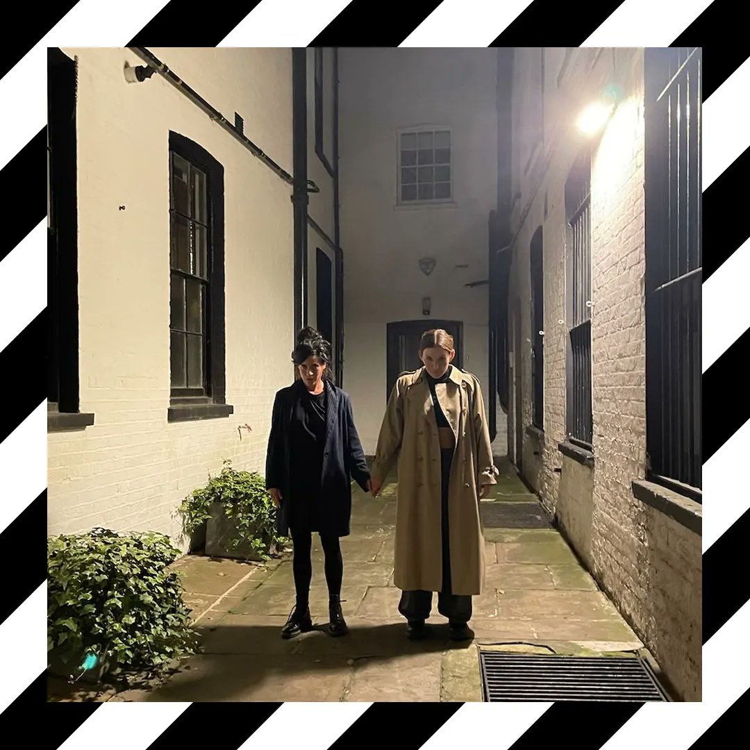 zebra_audio_net's tweet photo. In ihrer Halloween Special, nehmen euch Mariella und Jeannine von #KeineZweiMänner Podcast mit auf eine spooky Tour durch London.
Got chills? Dann hier reinhören – https://t.co/7JyzGgIQHj !
#keinezweimaenner #kzm #k2m #geschichte #spookylondon #halloweenseason https://t.co/W2IvylVZdb