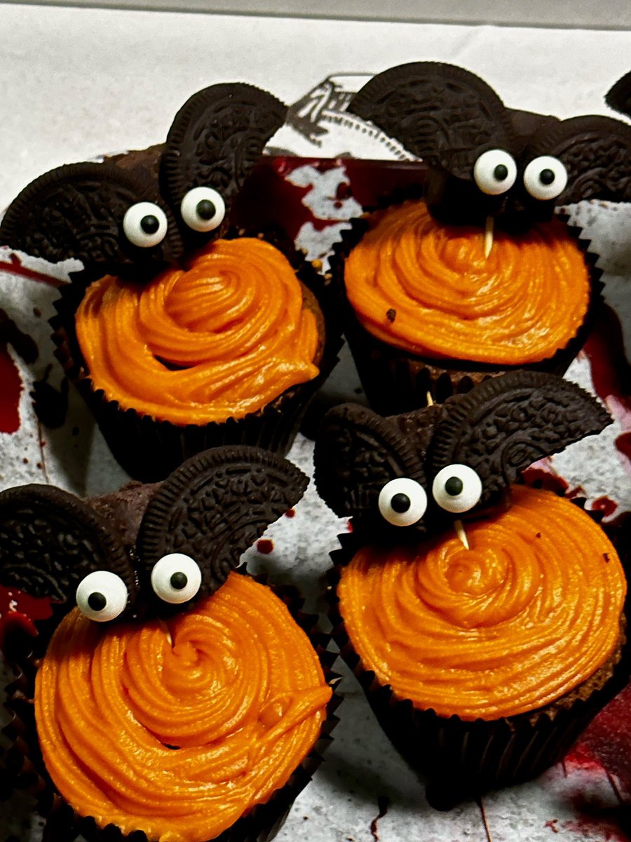 NuTHPathology's tweet photo. Our keen bakers in #CellPath @NuTHPathology have also been busy making some fiendishly good bakes, including bat cupcakes🦇, slime-on meringue pies 👻 and mummy rolls! 🧟
@IBMScience #BiomedicalBakes https://t.co/sZ18E4w1oS